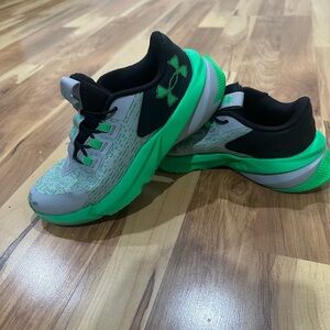 Used size 1.5 under armour black/green sneakers